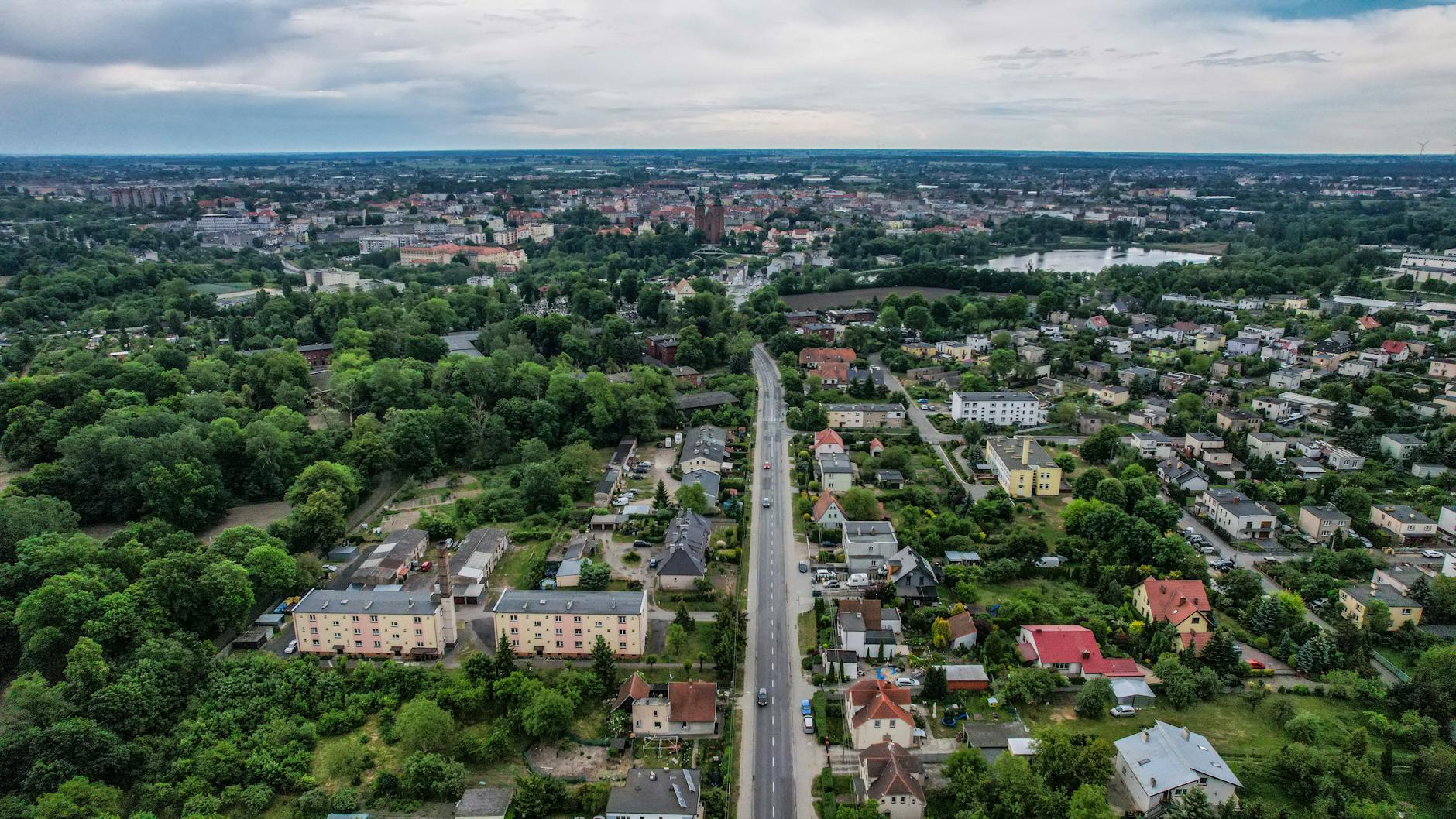 Grafika symbolizująca modernizację infrastruktury wodno-ściekowej w Głogowie, powiązane z dofinansowaniem dla PWIK Głogów.