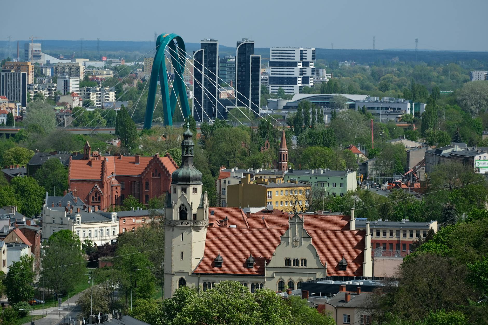 Znak drogowy na tle remontowanej ulicy w Głogowie, symbolizujący remonty dróg i bezpieczeństwo.